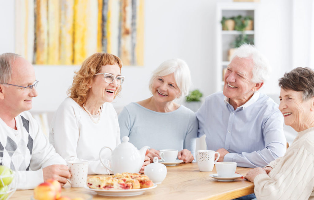 Opiekunka osoby starszej zapoznaje się z rodziną podopiecznego.