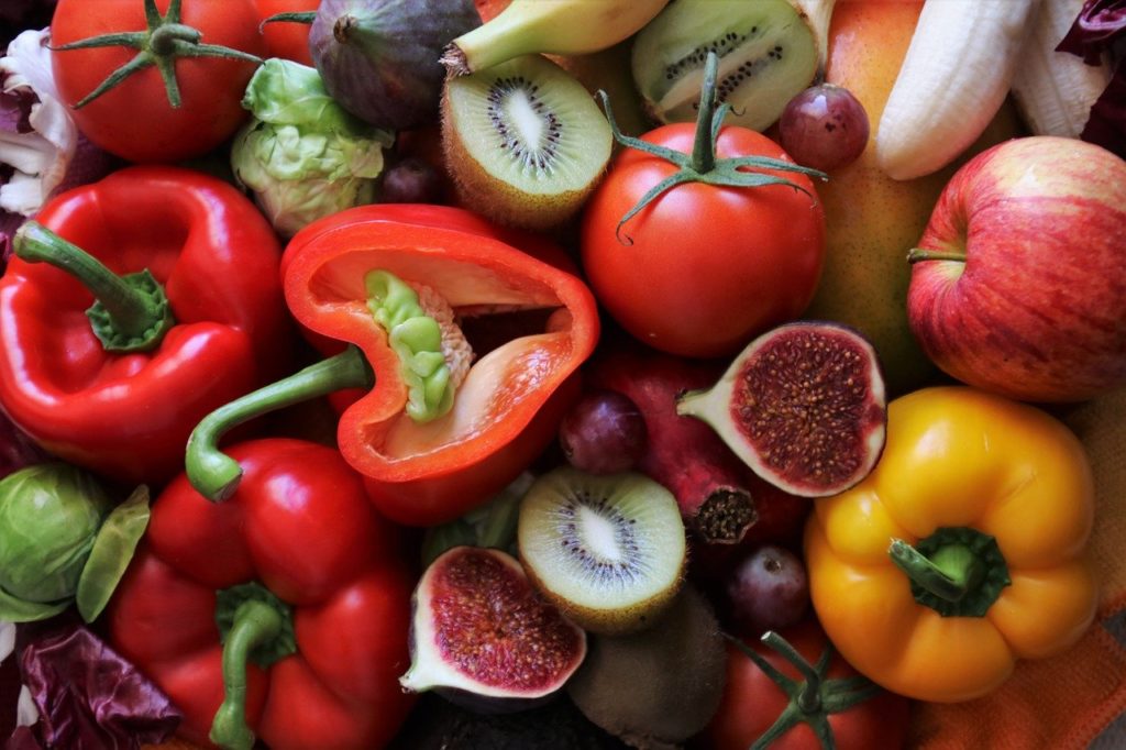 Dieta osoby starszej, warzywa i owoce na stole marchewka, papryka, kiwi, zielenina