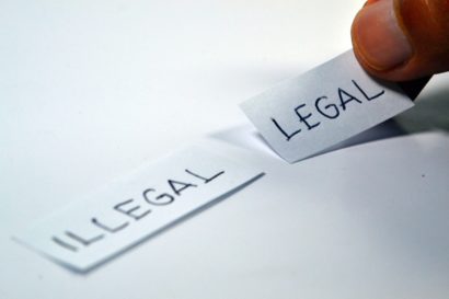 Kartki z napisem illegal i legal praca na czarno