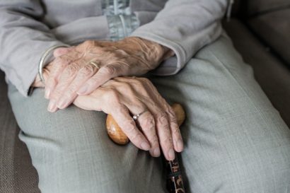Ręce osoby starszej chorej na Parkinsona